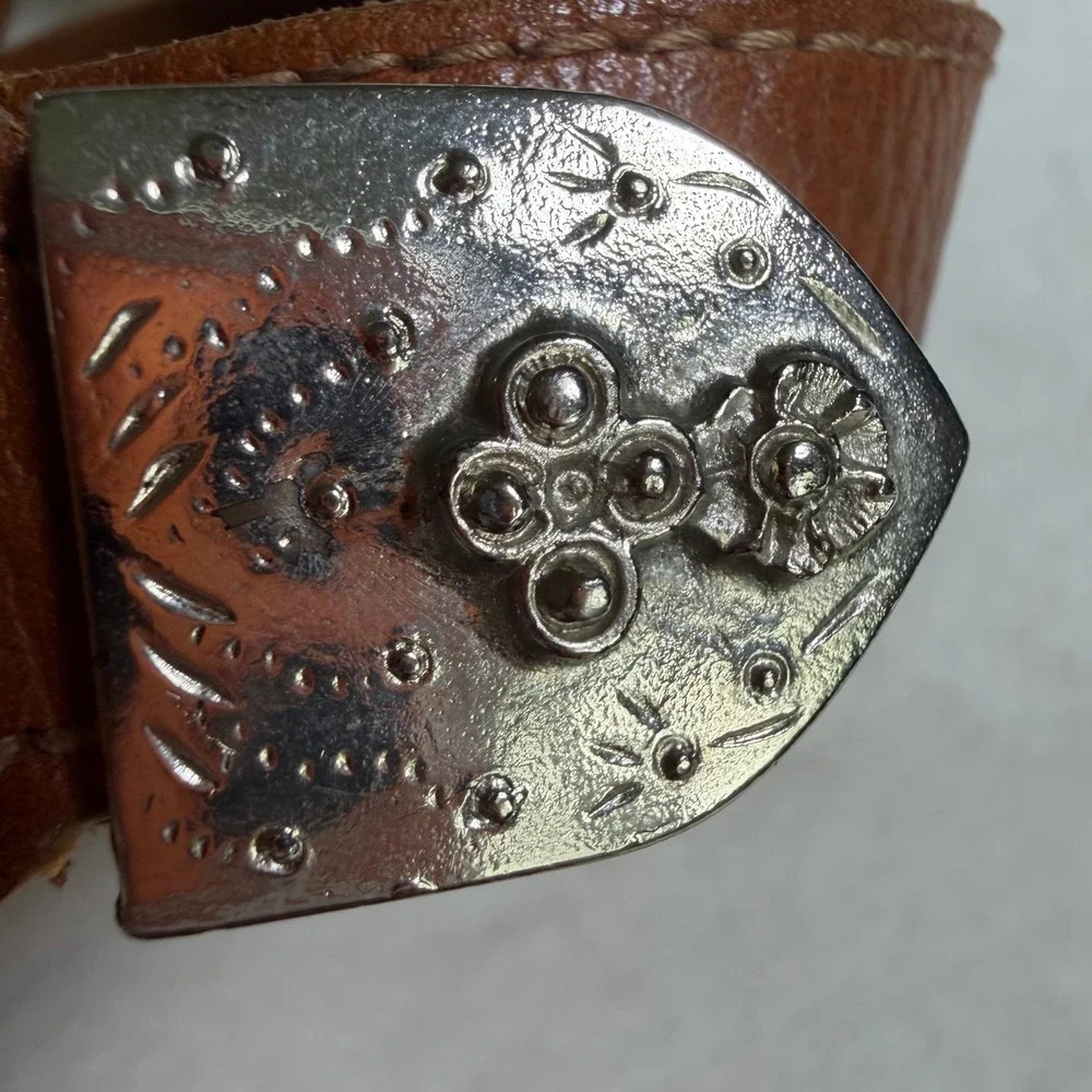 Leather Shop Western Belt Women Size 28 Brown Genuine Leather‎ Engraved Buckle